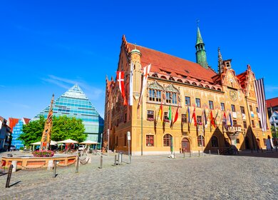Rathaus in Ulm in der Altstadt mit Fischkastenbrunnen und der Zentralbibliothek | © Gettyimages.com/saiko3p