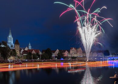 Skyline bei Nacht mit Feuerwerk während Light Serenade Festival in Ulm  | © Gettyimages.com/Bim