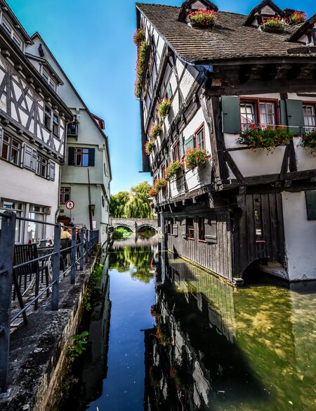 Kleine Kanalhaeuser und Fussweg zwischen ihnen in Ulm bei gutem Wetter | © Gettyimages.com/AleksandarGeorgiev