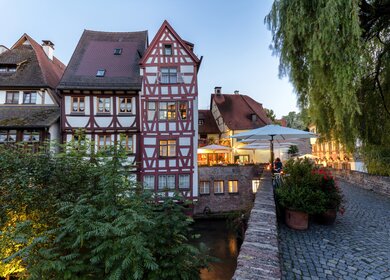 Alte Haeuser im beruehmten Ulmer Fischerviertel am Abend mit Beleuchtung | © Gettyimages.com/Bim