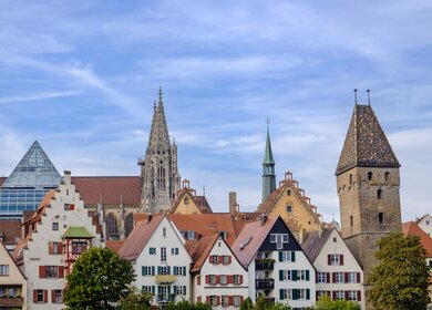 Daecher von Haeuser und Sehenswuerdigkeiten wie dem Metzgerturm, dem Rahaus und dem Muenster von Ulm | © Gettyimages.com/Flavio Vallenari