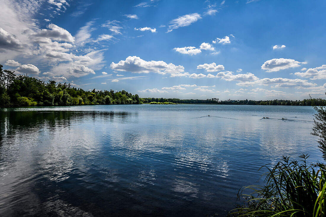 Blick auf den Ulmer See mit wenien Wolken am Himmel | © Gettyimages.com/AleksandarGeorgiev