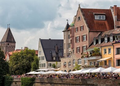 Blick auf die Menschenmasse Nahe der Donau waerend der Nabada | © Gettyimages.com/Bim