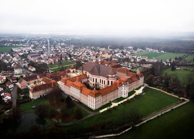 Luftbild des ehemaligen barocken Klosters der Benediktinerabtei in Wiblingen Ulm | © Gettyimages.com/maphke