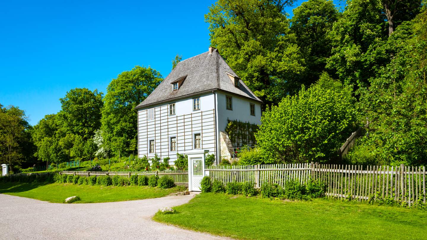 Das Gartenhaus von Goethe inmitten eines Parks in Weimar | © Gettyimages.com/Nikada