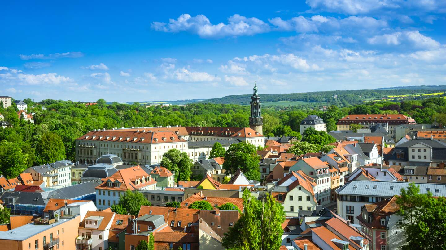 Ein Blick über die Stadt Weimar an einem sonnigen Tag | © Gettyimages.com/Nikada