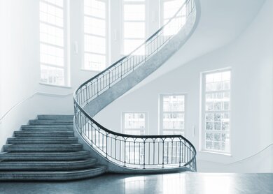 Wendeltreppe der Bauhaus-Universität in Weimar | © Gettyimages.com/Nikada