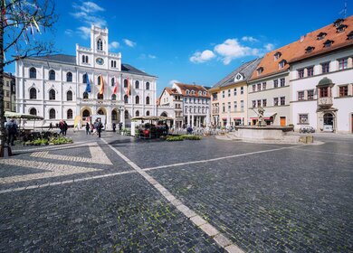 Blick auf den Marktplatz von Weimar mit Brunnen | ©  Gettyimages.com/Nikada