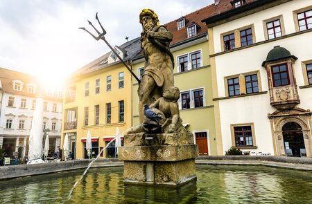 Neptunbrunnen in der Altstadt von Weimar bei schönem Wetter | © Gettyimages.com/querbeet