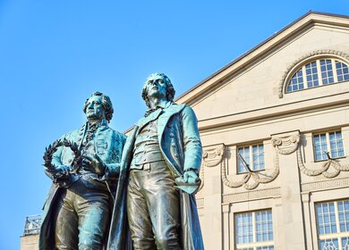 Berühmte Skulptur von Goethe und Schiller in der Stadt Weimar | © Gettyimages.com/marako85