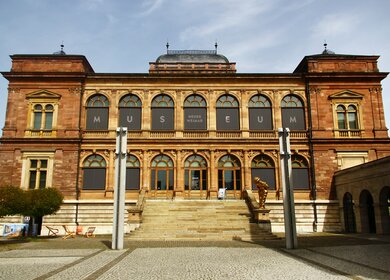 Das Museum Neues Weimar, ein Kunst- und Designmuseum, wurde 1869 als einer der ersten deutschen Museumsbauten erbaut. | © Gettyimages.com/aquatarkus