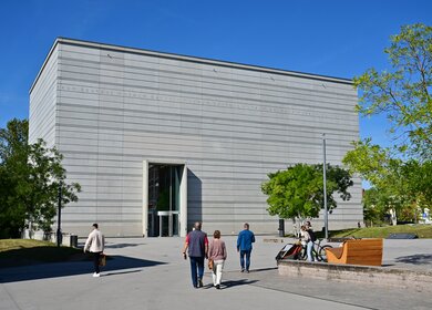 Aussenansicht des Bauhaus-Museums in Weimar mit einigen Menschen im Vordergrund | © Gettyimages.com/Spitzt-Foto