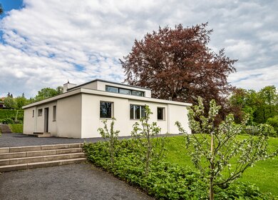 Haus am Horn in Weimar, Deutschland mit Rasenflaeche. Haus am Horn ist das einzige echte Bauhausgebaeude in Weimar. | © Gettyimages.com/Rudolf Ernst
