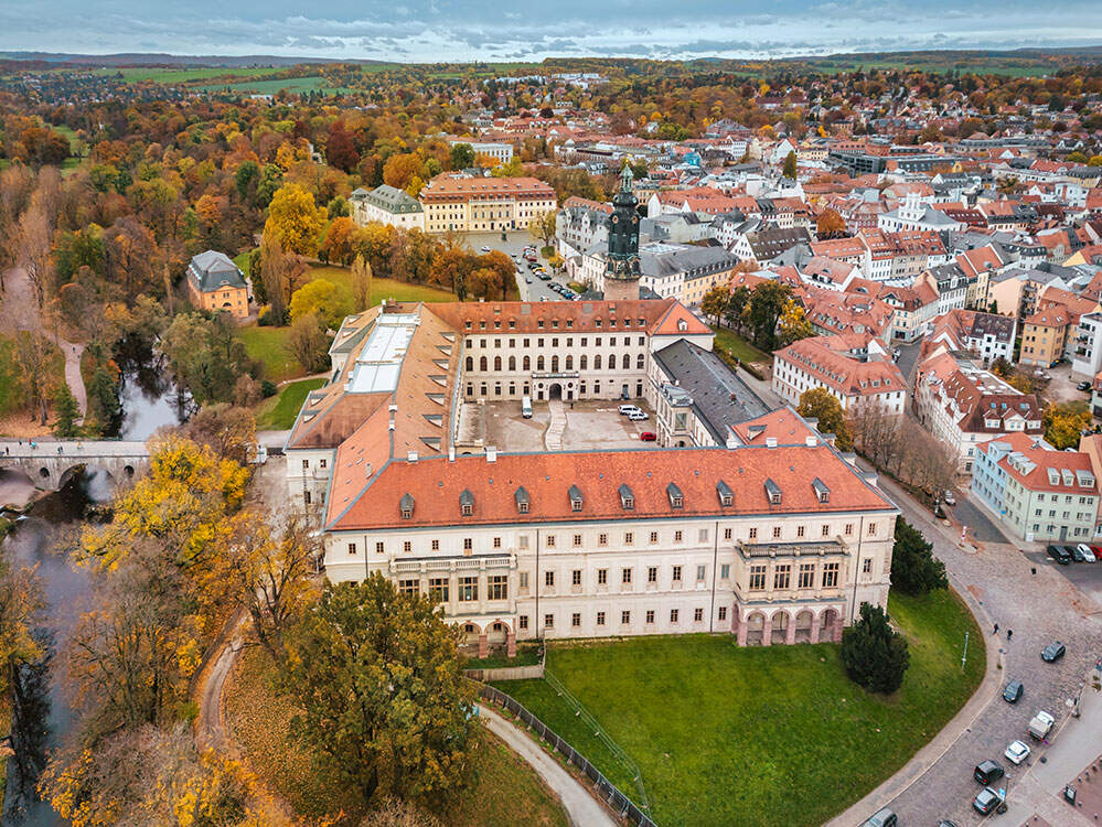 Luftaufnahme ueber die Altstadt Weimars im Herbst mit Blick auf das Stadtschloss, der Herzogin Anna Amelia Bibliothek und dem Park an der Ilm | © Gettyimages.com/golero