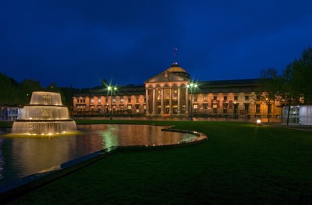 Kurhaus Wiesbaden bei Nacht mit beleuchtetem Brunnen | © Pixabay.com/lapping 