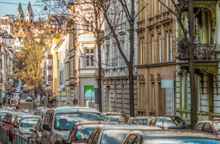 Strasse mit altbauten und geparkten Autos in Wiesbaden | © Gettyimages.com/Thomas Demarzyk