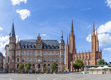 Neues Rathaus und Marktkirche in Wiesbaden bei strahlend blauem Himmel | © Gettyimages.com/travelview