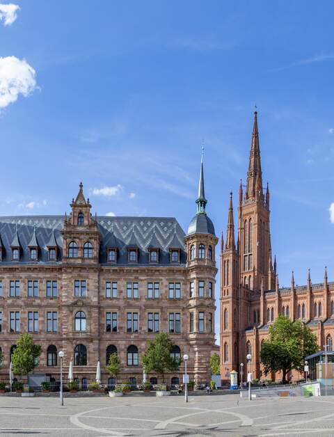 Neues Rathaus und Marktkirche in Wiesbaden bei strahlend blauem Himmel | © Gettyimages.com/travelview