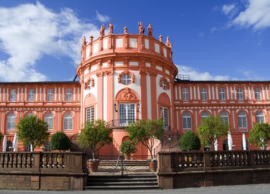 Frontalansicht des ehemaliger Adelssitz Schloss in Biebrich, Wiesbaden | © Gettyimages.com/ollo