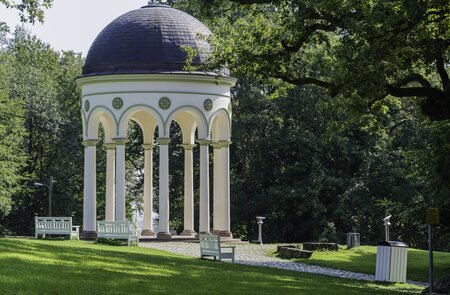 Der oeffentliche Sightseeing-Pavillon auf dem Neroberg ist ein Stadtpark, der den Besuchern einen atemberaubenden Blick auf die Stadt Wiesbaden bietet. | © Gettyimages.com/RiverNorthPhotography