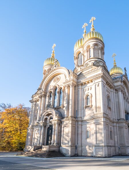 Leichte Untersicht auf die russisch-orthodoxe Kirche auf dem Neroberg in Wiesbaden | © Gettyimages.com/CAHKT