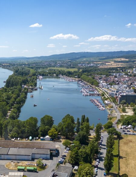 Luftaufnahme vom Rhein und Schiersteiner Hafen im Sueden von Wiesbaden | © Gettyimages.com/ollo
