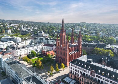 Luftaufnahme der Marktkirche am Schlossplatz in Wiesbaden mit Blick ueber die Stadt  | © Gettyimages.com/taranchic