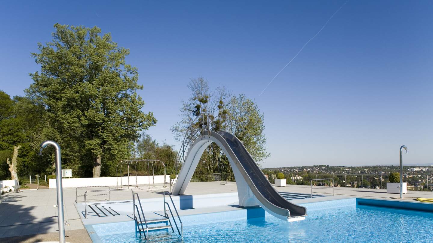 Blick auf die Wasserrutsche des Opelbads auf dem Neoberg in Wiesbaden mit Panorama-Ausblick | © Gettyimages.com/Qusek