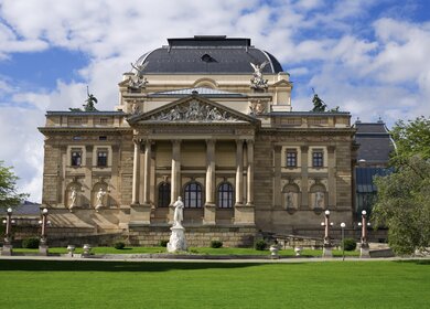 Blick vom Warmen Damm auf das Staatstheater mit dem Schiller-Denkmal | © Gettyimages.com/ollo