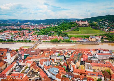 Der Main und Wuerzburgs Altstadt mit Schloss als Luftaufnahme | © Gettyimages.com/saiko3p