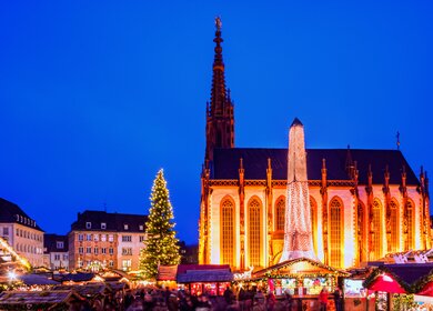 Beleuchteter Weihnachtsmarkt rund um die Marienkapelle in Wuerzburg am Abend | © Gettyimages.com/Juergen Sack