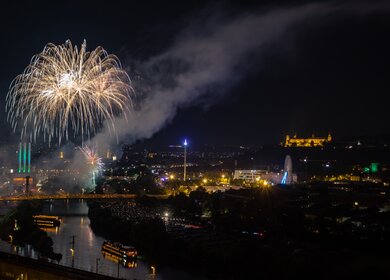 Blick auf das Volksfest mit einem Feuerwerk in Wuerzburg bei Nacht | © Gettyimages.com/CR