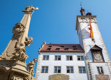 Ansicht des Rathauses nach oben mit dem Vierrohrbrunnen im Vordergrund | © Gettyimages.com/Gim42