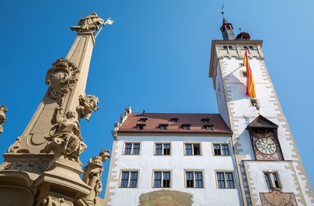 Ansicht des Rathauses nach oben mit dem Vierrohrbrunnen im Vordergrund | © Gettyimages.com/Gim42