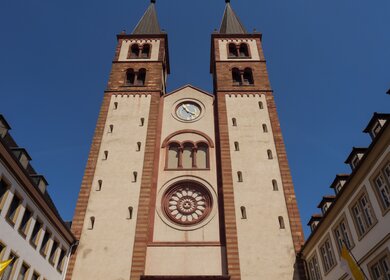 Untersicht auf den Doms von St. Kilian unter blauem Himmel in Wuerzburg | © Gettyimages.com/Wirestock