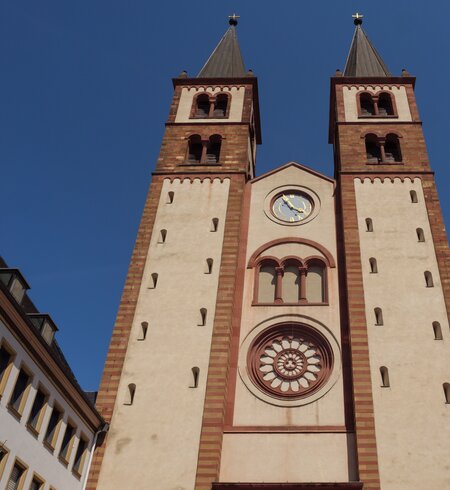 Untersicht auf den Doms von St. Kilian unter blauem Himmel in Wuerzburg | © Gettyimages.com/Wirestock