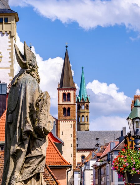 Blick von der alten Mainbrücke in die Innenstadt mit Statue im Vordergrund und Kirchen im Hintergrund | © Gettyimages.com/FooTToo