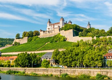Blick hinauf zur Festung Marienberg in Wuerzburg bei gutem Wetter | © Gettyimages.com/Leonid Andronov