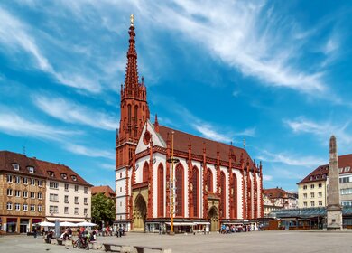 Blich auf die Marienkapelle am Marktplatz in Weimar | © Gettyimages.com/TomekD76