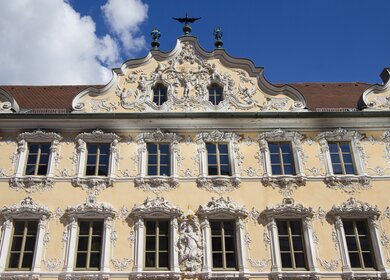 Barockfassade des Falkenhauses in Wuerzburg | © Gettyimages.com/thehague