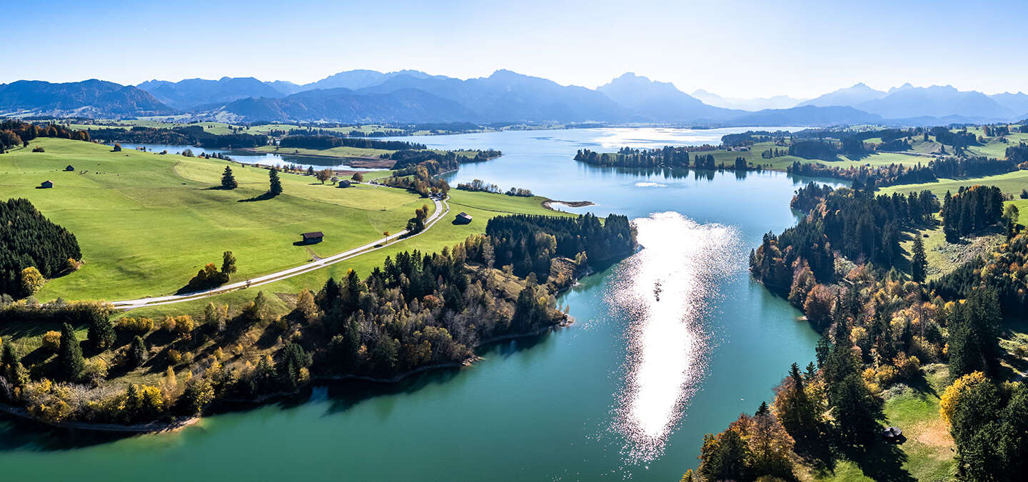 Blick ueber den Forggensee in der Naehe von Fuessen im Allgaeu auf die Alpen | © Gettyimages.com/FooTToo