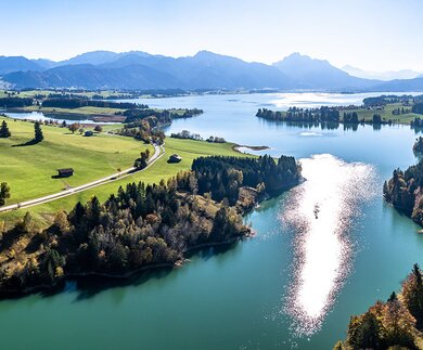 Blick ueber den Forggensee in der Naehe von Fuessen im Allgaeu auf die Alpen | © Gettyimages.com/FooTToo