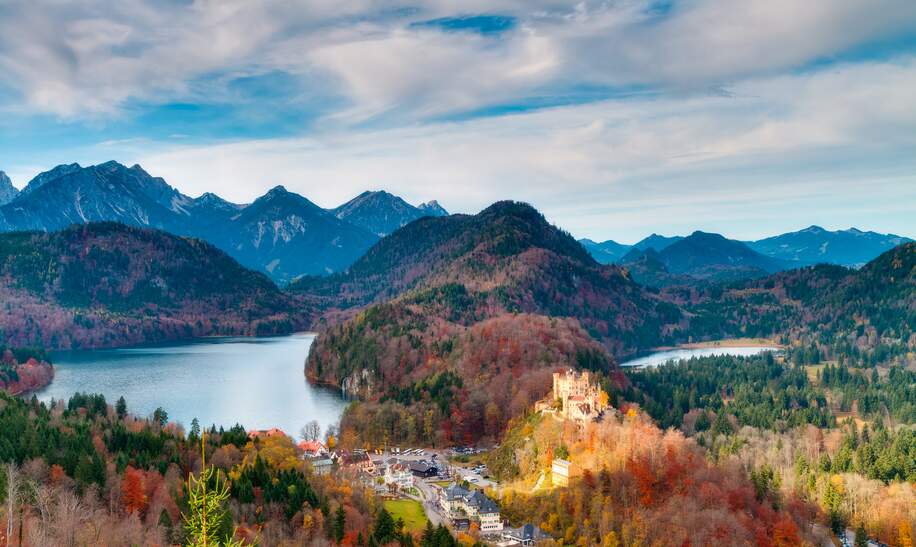 Neuschwanstein, Schoene Herbstlandschaft Panorama Bild des Maerchenschlosses bei Muenchen in Bayern, Deutschland mit bunten Baeumen in den Morgenstunden | © Gettyimages.com/andreas_zerndl