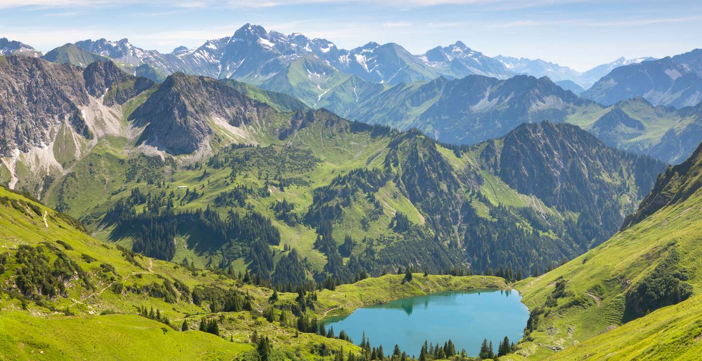 Traumhafte Panoramawanderung vom Nebelhorn entlang des Laufbacher Ecks ueber Schneck mit Blick auf den Seealpsee nahe Oberstdorf  | © Gettyimages.com/wingmar