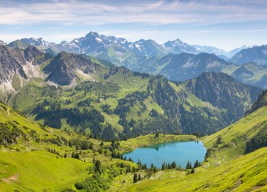 Traumhafte Panoramawanderung vom Nebelhorn entlang des Laufbacher Ecks ueber Schneck mit Blick auf den Seealpsee nahe Oberstdorf  | © Gettyimages.com/wingmar