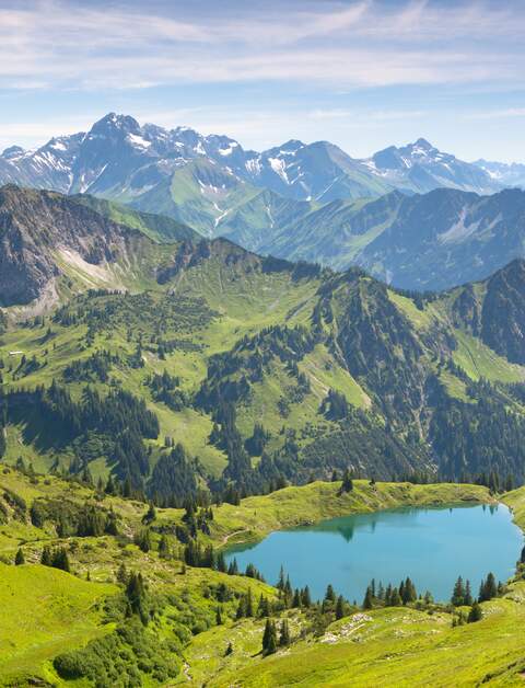 Traumhafte Panoramawanderung vom Nebelhorn entlang des Laufbacher Ecks ueber Schneck mit Blick auf den Seealpsee nahe Oberstdorf  | © Gettyimages.com/wingmar