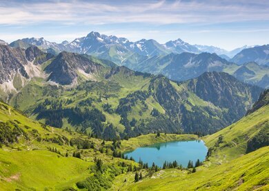 Traumhafte Panoramawanderung vom Nebelhorn entlang des Laufbacher Ecks ueber Schneck mit Blick auf den Seealpsee nahe Oberstdorf  | © Gettyimages.com/wingmar