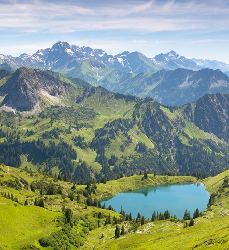Traumhafte Panoramawanderung vom Nebelhorn entlang des Laufbacher Ecks ueber Schneck mit Blick auf den Seealpsee nahe Oberstdorf  | © Gettyimages.com/wingmar