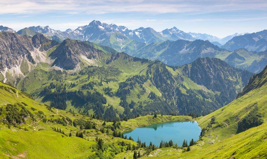 Traumhafte Panoramawanderung vom Nebelhorn entlang des Laufbacher Ecks ueber Schneck mit Blick auf den Seealpsee nahe Oberstdorf  | © Gettyimages.com/wingmar