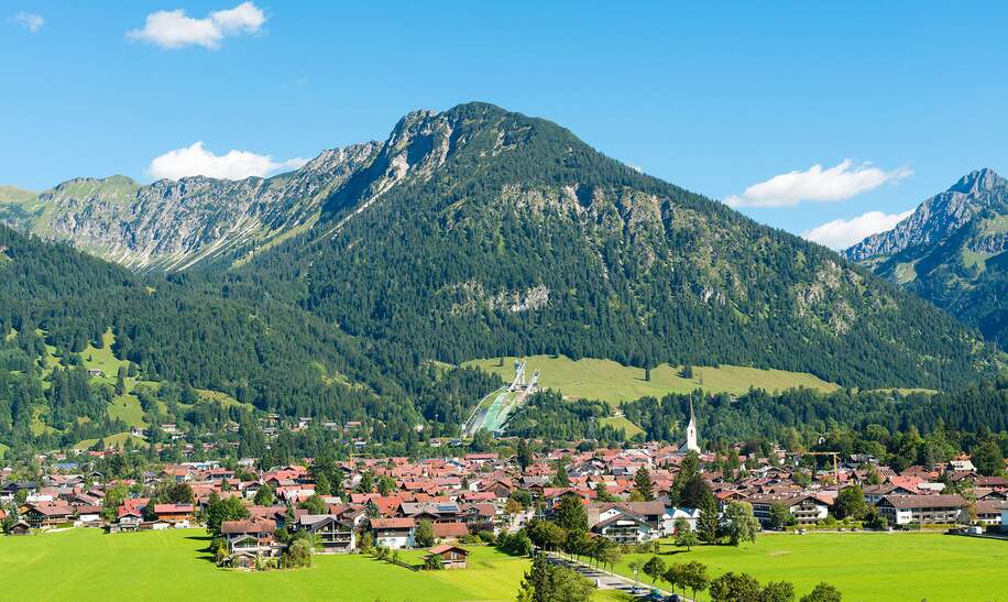 Blick auf den Kur- und Kneippkurort Oberstdorf mit Skischanze im Allgaeu | © Gettyimages.com/no_limit_pictures